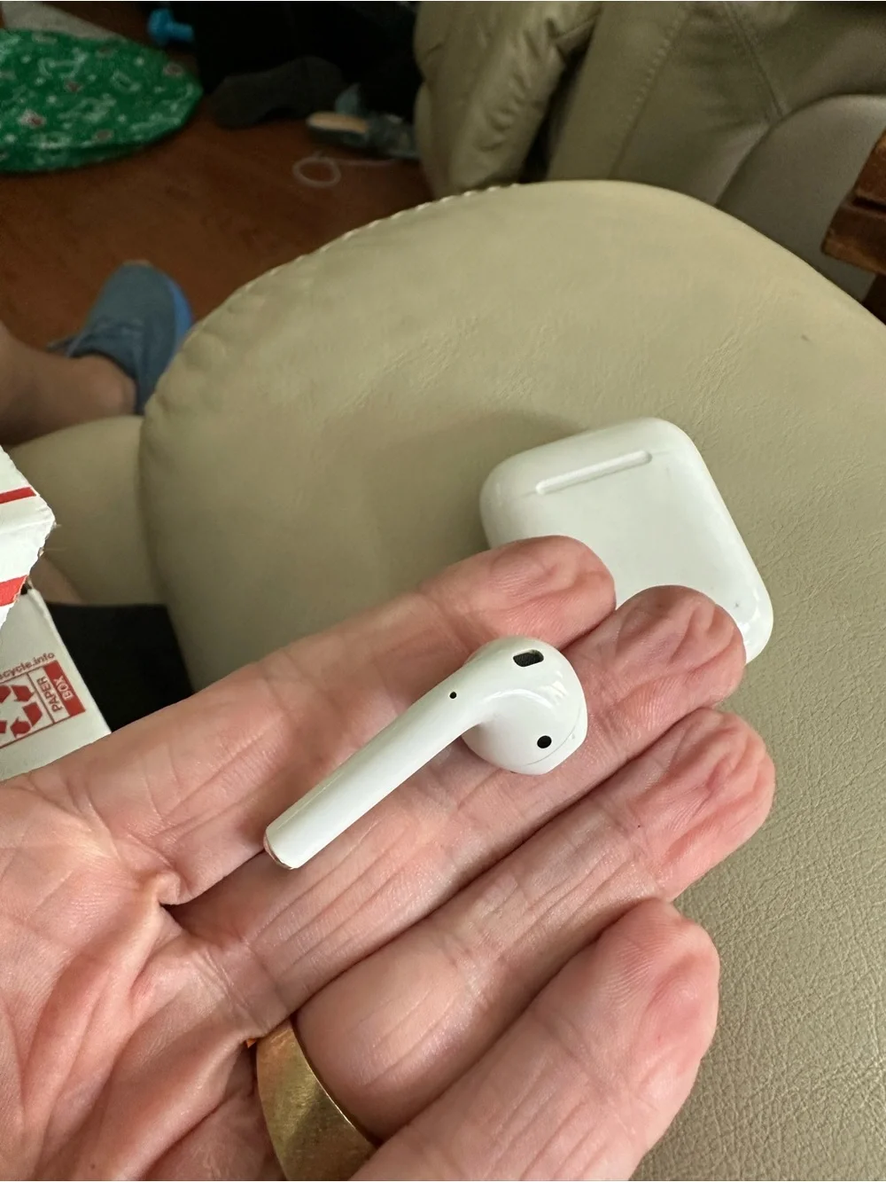 Apple White Wireless Earbud with Charging Case